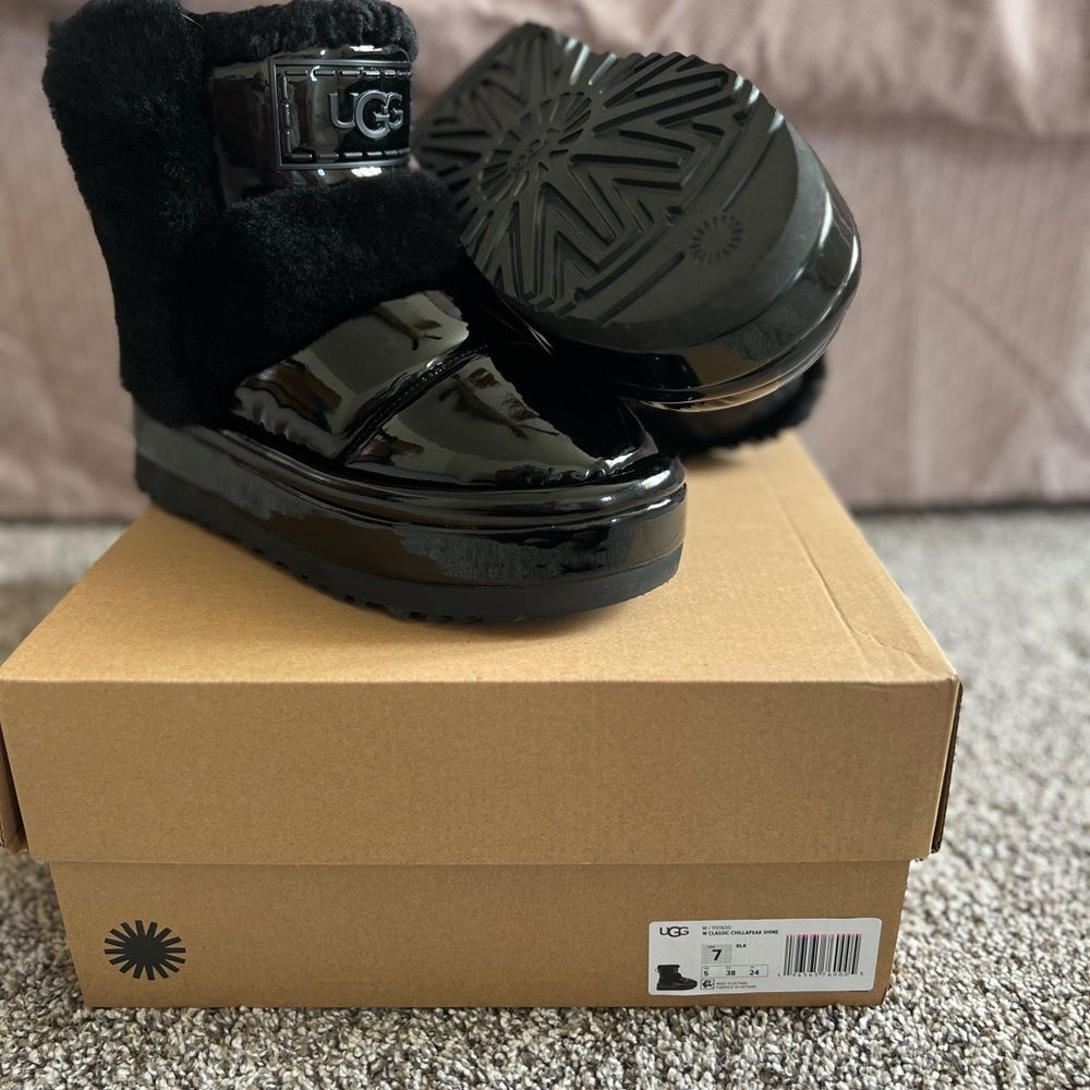 WORN ONCE - UGG Classic Chillapeak Shine - Size 7US